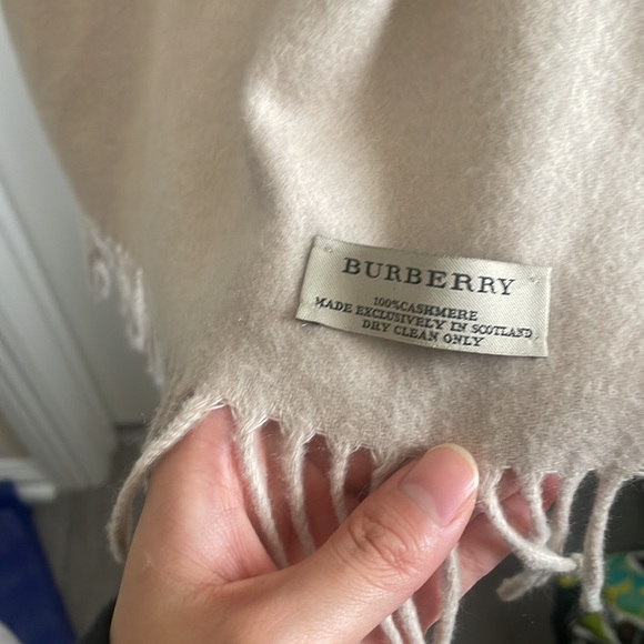 Burberry 100% Cashmere scarf - Picture 6 of 11